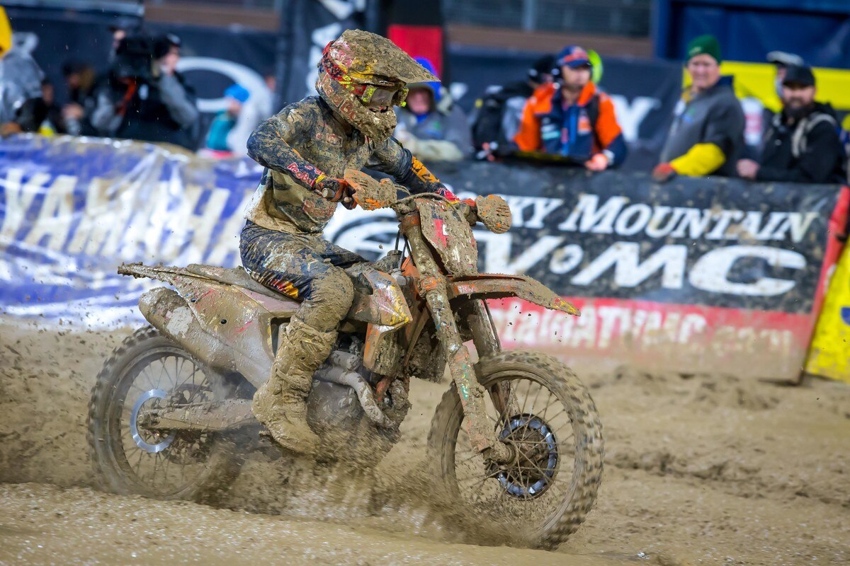 AMA Supercross, il fango brucia…